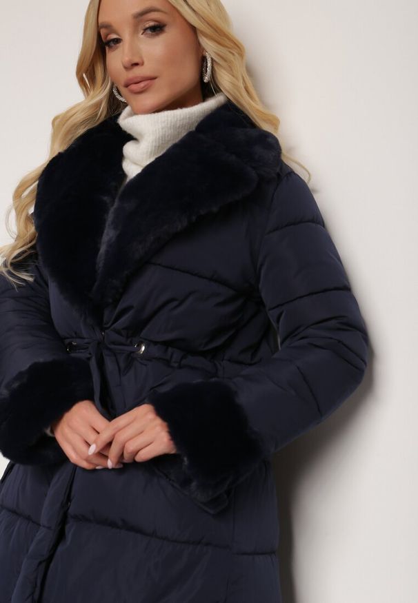 Renee - Granatowa Kurtka Basice. Okazja: na co dzień. Kolor: niebieski. Materiał: futro, materiał. Długość: długie. Styl: casual