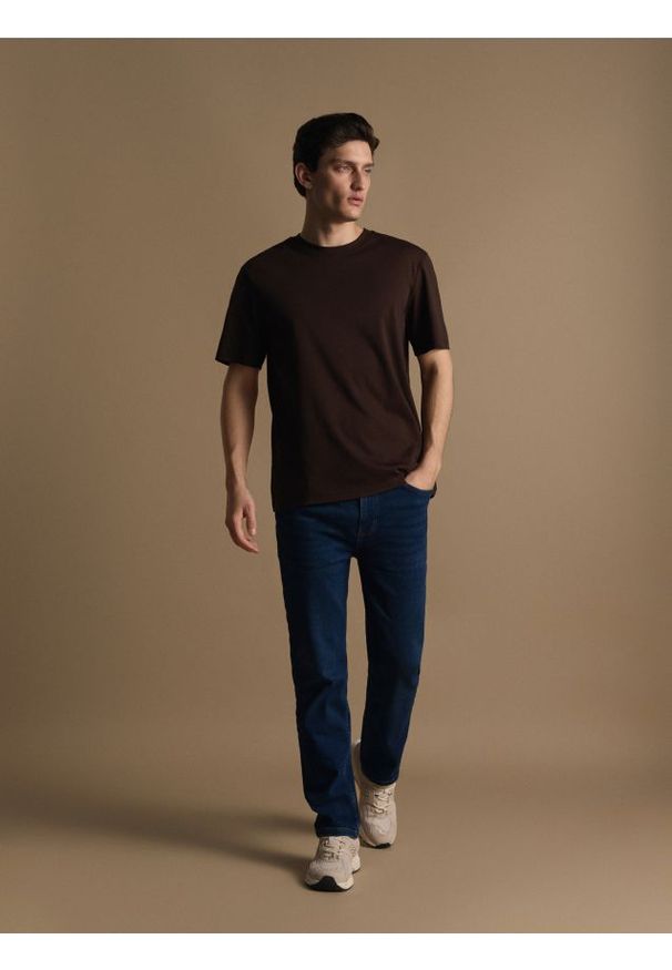 Reserved - T-shirt regular z interlokowym splotem - brązowy. Kolor: brązowy. Materiał: dzianina. Wzór: ze splotem