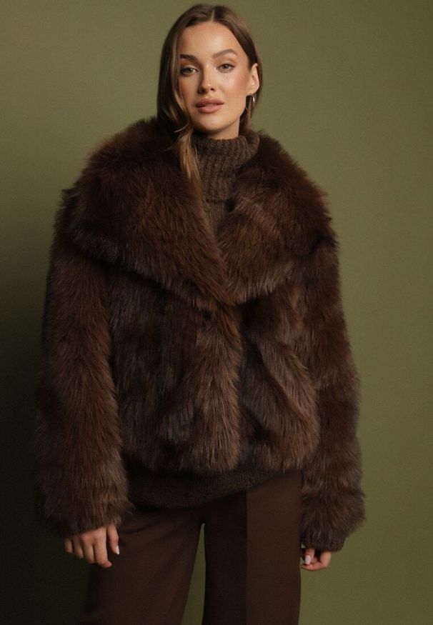 Born2be - Brązowa Kurtka Futrzana z Szerokim Kołnierzem Ditene. Okazja: na randkę, na co dzień. Kolor: brązowy. Materiał: futro. Styl: casual