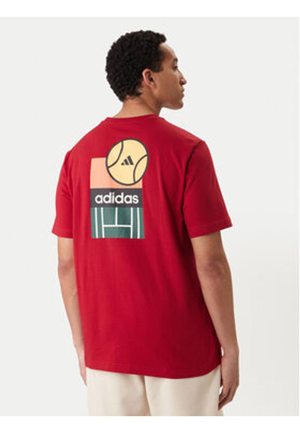Adidas - adidas T-Shirt Memories Of Sport Poster Graphic KB2508 Czerwony Regular Fit. Kolor: czerwony. Materiał: bawełna. Styl: sportowy
