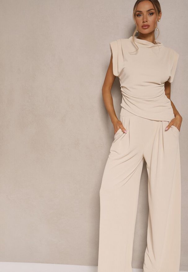 Renee - Jasnobeżowy Komplet Bluzka z Poduszkami w Ramionach i Proste Spodnie z Gumką w Pasie Divanes. Kolor: beżowy