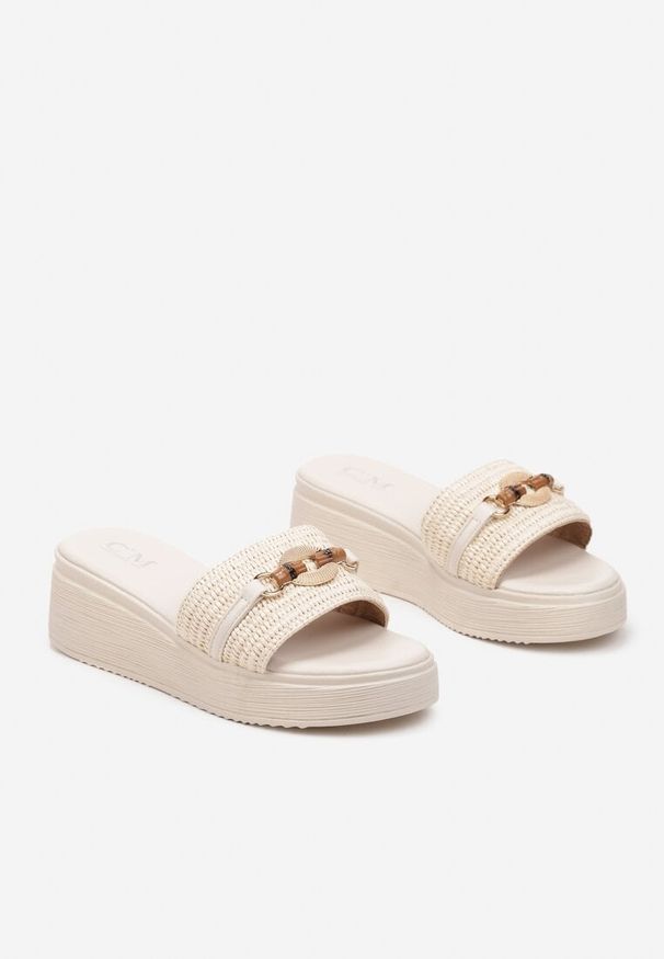 Born2be - Beżowe Klapki na Koturnie z Metaliczną Aplikacją Nonaviaen. Okazja: na co dzień. Nosek buta: otwarty. Kolor: beżowy. Wzór: aplikacja. Sezon: lato. Obcas: na koturnie. Styl: casual, elegancki