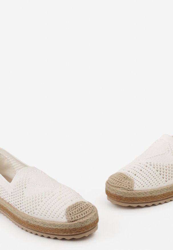 Born2be - Białe Espadryle z Ażurową Cholewką i Plecionką na Podeszwie oraz Nosku Thalessia. Kolor: biały. Szerokość cholewki: normalna. Wzór: ażurowy. Sezon: lato