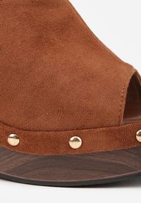 Born2be - Brązowe Klapki Drewniaki z Imitacji Zamszu na Koturnie Zdobione Nitami Edraele. Okazja: na co dzień. Kolor: brązowy. Materiał: zamsz. Wzór: aplikacja. Obcas: na koturnie. Styl: boho, casual, klasyczny, elegancki #4