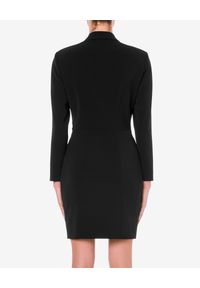 MOSCHINO - Czarna sukienka z logowanymi guzikami. Kolor: czarny. Materiał: materiał. Długość rękawa: długi rękaw. Typ sukienki: kopertowe. Styl: elegancki. Długość: mini