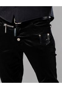 GUNS & TUXEDOS - Czarne jeansy ze skórzaną kieszenią Night Angel. Kolor: czarny. Styl: rockowy #7