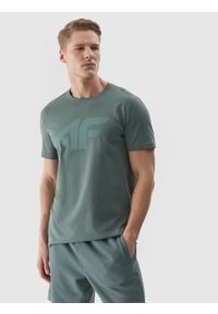 4f - T-shirt regular z nadrukiem męski - khaki. Okazja: na co dzień. Kolor: brązowy, wielokolorowy, oliwkowy. Materiał: jersey, dzianina, bawełna. Długość rękawa: krótki rękaw. Długość: krótkie. Wzór: nadruk. Styl: sportowy, casual