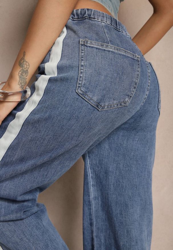 Renee - Niebieskie Szerokie Jeansy z Gumką w Talii Zdobione Lampasami Nusiela. Okazja: na co dzień. Kolor: niebieski. Wzór: aplikacja. Styl: elegancki, casual
