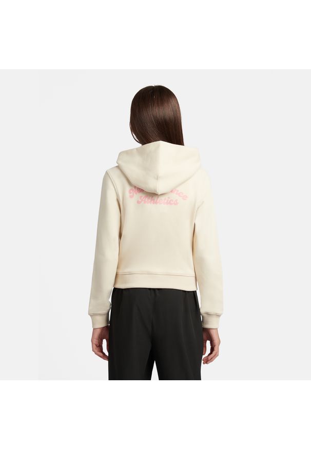 Bluza dziecięca New Balance YT61P93CLIN – beżowa. Kolor: beżowy. Materiał: bawełna, poliester, materiał. Wzór: aplikacja, napisy. Styl: sportowy