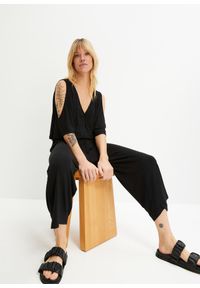 bonprix - Kombinezon z dżerseju z lejącej wiskozy. Kolor: czarny. Materiał: jersey, wiskoza. Wzór: aplikacja #1