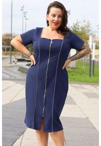KARKO - A Sukienka wysmuklająca zdobiona srebrną lamówką z zamkiem NORA granatowa PROMOCJA. Okazja: na spotkanie biznesowe, na randkę. Typ kołnierza: dekolt w karo. Kolor: niebieski, srebrny, wielokolorowy. Materiał: wiskoza, skóra, dzianina, poliester, elastan. Długość rękawa: krótki rękaw. Wzór: aplikacja. Typ sukienki: dopasowane, ołówkowe, proste. Styl: klasyczny, biznesowy, elegancki. Długość: midi #1