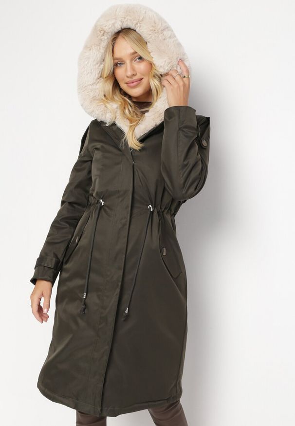 Born2be - Ciemnozielona Nylonowa Kurtka Parka Płaszcz Ozdobiona Futerkiem Faelana. Okazja: do pracy, na spacer, na co dzień, na spotkanie biznesowe. Kolor: zielony. Materiał: futro, nylon. Wzór: aplikacja. Styl: casual, biznesowy