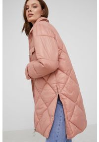 Answear Lab kurtka damska kolor różowy zimowa. Okazja: na co dzień. Kolor: różowy. Materiał: materiał. Wzór: gładki. Sezon: zima. Styl: wakacyjny