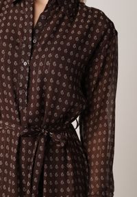 Born2be - Brązowa Koszulowa Sukienka z Dłuższym Tyłem i Falbanami Savandra. Okazja: na co dzień. Kolor: brązowy. Materiał: poliester. Typ sukienki: koszulowe. Styl: casual #4