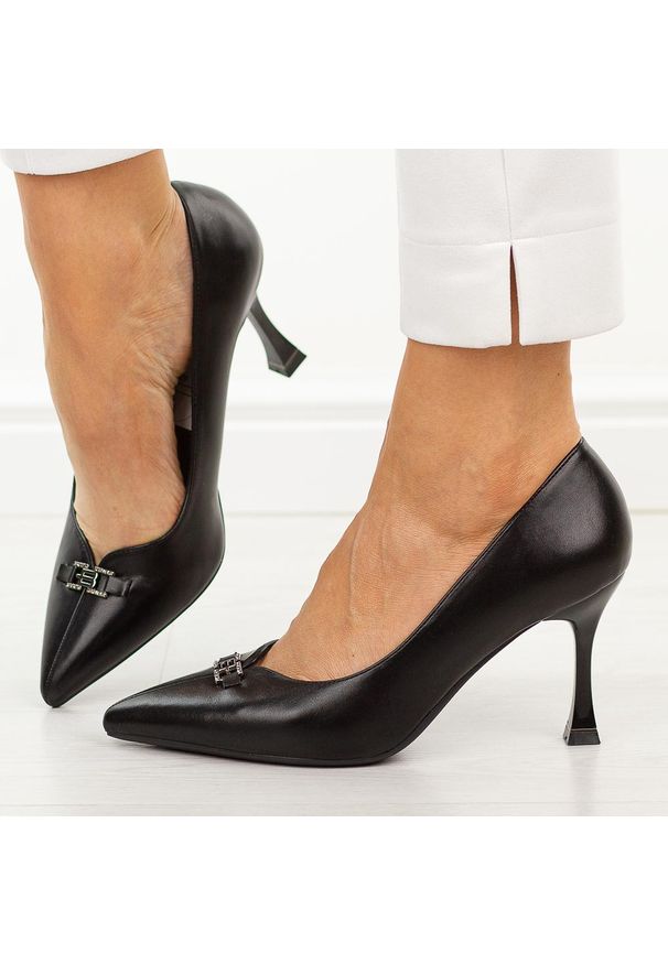 Czarne szpilki damskie Vinceza 62291. Kolor: czarny. Materiał: skóra. Szerokość cholewki: normalna. Wzór: aplikacja. Sezon: wiosna, lato. Obcas: na szpilce. Styl: wizytowy, klasyczny, elegancki. Wysokość obcasa: średni