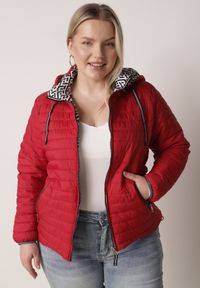 Born2be - Czerwona Dwustronna Kurtka Pikowana z Kapturem Zidila. Okazja: na spacer, na co dzień. Typ kołnierza: kaptur. Kolekcja: plus size. Kolor: czerwony. Materiał: jeans. Wzór: geometria. Styl: casual, sportowy #1
