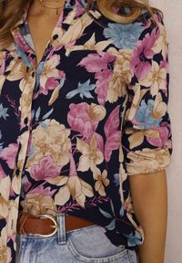 Renee - Granatowa Koszula z Wiskozy Hyrmestra. Kolor: niebieski. Materiał: wiskoza. Długość rękawa: długi rękaw. Długość: długie. Wzór: gładki, kwiaty, kolorowy. Styl: klasyczny #3