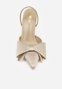 Renee - Ciemnobeżowe Sandały Satynowe na Szpilce Slingback Ozdobione Kokardą Daemoris. Okazja: na imprezę. Zapięcie: sprzączka. Kolor: beżowy. Materiał: satyna. Wzór: aplikacja. Obcas: na szpilce. Styl: elegancki #9