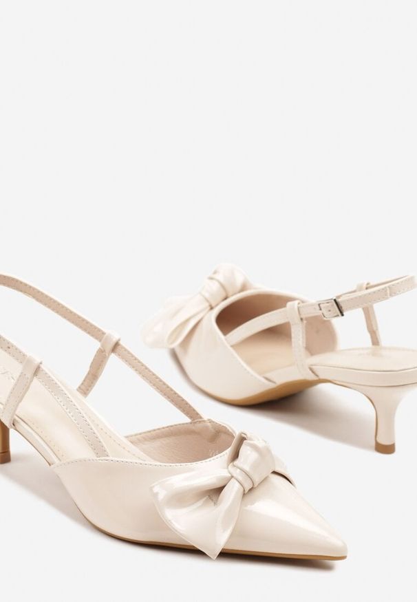 Renee - Beżowe Sandały Lakierowane Vices na Kaczuszce Typu Slingback z Kokardą Kovenna. Okazja: na co dzień. Zapięcie: sprzączka. Kolor: beżowy. Materiał: lakier. Obcas: na szpilce. Styl: klasyczny, elegancki, casual. Wysokość obcasa: średni