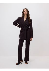 Reserved - Marynarka z ozdobnym wiązaniem - mahoniowy. Kolor: brązowy. Materiał: tkanina, wiskoza #1