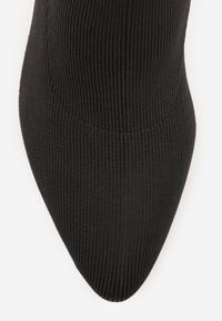 Born2be - Czarne Botki Vices ze Skarpetkową Cholewką na Metalicznym Słupku Wadvira. Okazja: na co dzień. Zapięcie: bez zapięcia. Kolor: czarny. Materiał: jeans. Szerokość cholewki: normalna. Obcas: na słupku. Styl: casual, elegancki #9