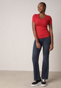 Born2be - Czerwony Prążkowany T-shirt Ozdobiony po Bokach Marszczeniem Nedisa. Okazja: na co dzień. Kolor: czerwony. Materiał: prążkowany. Wzór: aplikacja. Styl: casual #7