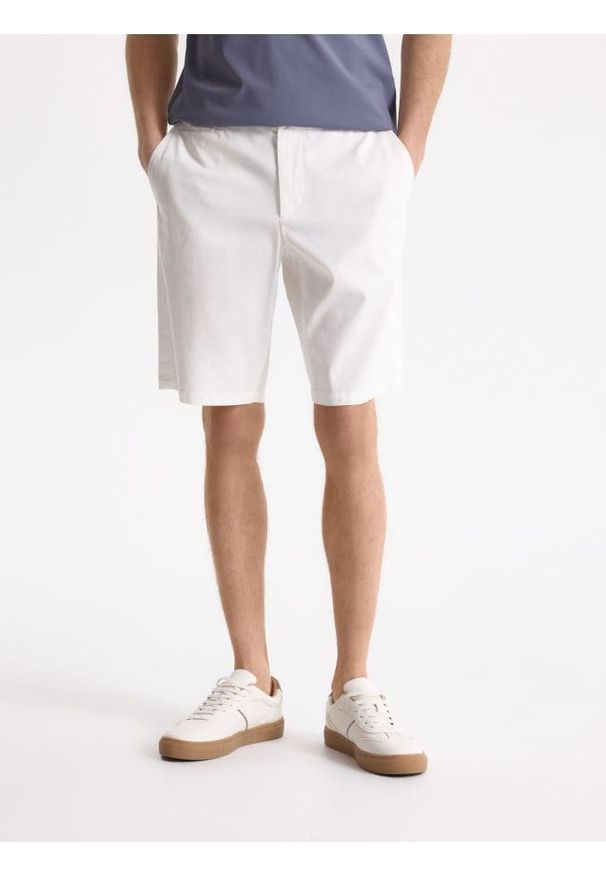 Reserved - Szorty regular z lyocellem - biały. Kolor: biały. Materiał: tkanina