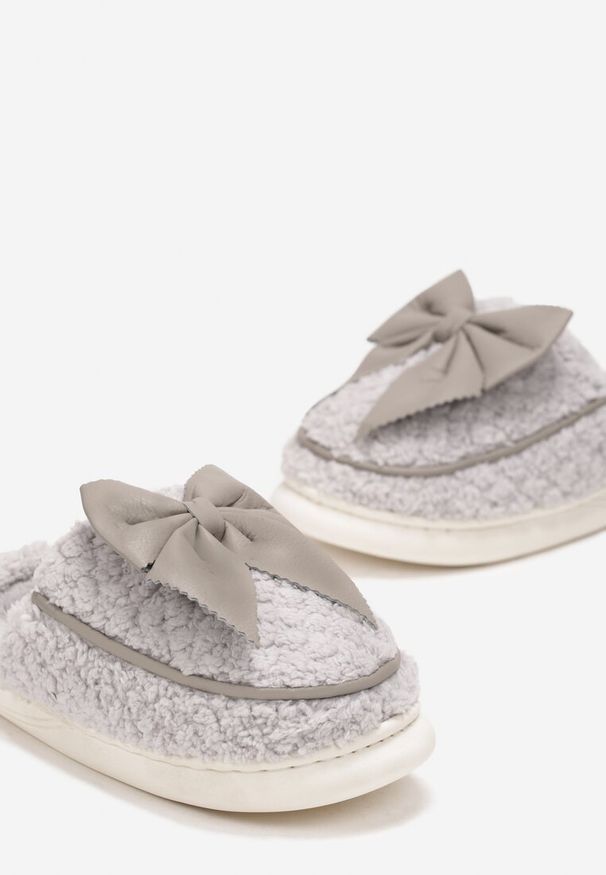 Born2be - Szare Kapcie z Futerkiem i Kokardką Caeris. Kolor: szary. Materiał: futro