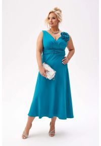 Moda Size Plus Iwanek - Elegancka sukienka Anna na wesele w turkusowym kolorze PLUS SIZE XXL. Okazja: na wesele, na ślub cywilny. Typ kołnierza: dekolt kopertowy. Kolekcja: plus size. Kolor: turkusowy. Wzór: aplikacja, kwiaty. Typ sukienki: dla puszystych. Materiał: tkanina, elastan, poliester. Styl: elegancki. Długość: midi