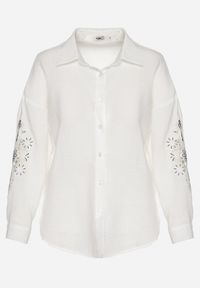 Born2be - Biała Koszula o Kroju Oversize Zdobiona Haftem na Rękawach Dovorea. Okazja: na co dzień. Typ kołnierza: kołnierzyk klasyczny. Kolor: biały. Materiał: bawełna, jeans, materiał. Długość rękawa: długi rękaw. Długość: długie. Wzór: aplikacja, haft. Styl: klasyczny, elegancki, casual #7
