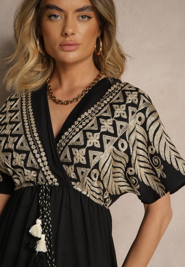 Renee - Czarna Wiskozowa Sukienka Boho o Kopertowym Kroju z Metalicznym Haftem Redeselle. Okazja: na co dzień. Typ kołnierza: dekolt w serek. Kolor: czarny. Materiał: wiskoza. Wzór: haft. Typ sukienki: kopertowe. Styl: boho