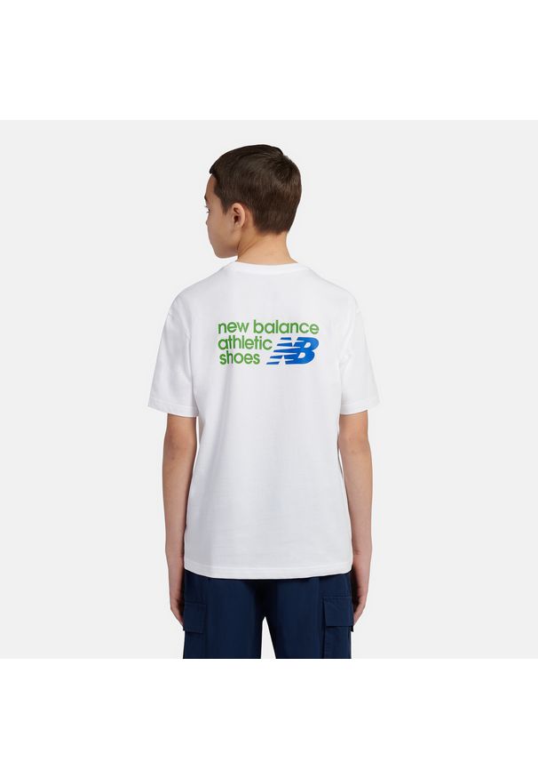 Koszulka dziecięca New Balance LAKB0295BWE – biała. Kolor: biały. Materiał: materiał, bawełna. Długość rękawa: krótki rękaw. Długość: krótkie. Wzór: napisy, aplikacja