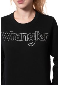 Wrangler - BLUZA WRANGLER DAMSKA CREW SWEAT BLACK W6079HY01. Okazja: na spacer, na co dzień. Typ kołnierza: bez kaptura. Kolor: czarny. Materiał: bawełna, prążkowany, guma, dresówka, dzianina. Długość: długie. Wzór: nadruk, napisy. Sezon: lato. Styl: casual, klasyczny, sportowy #3