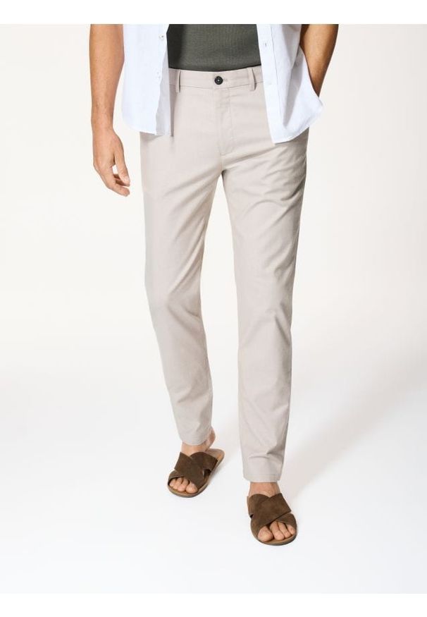 Reserved - Spodnie chino slim fit - beżowy. Kolor: beżowy. Materiał: bawełna, tkanina