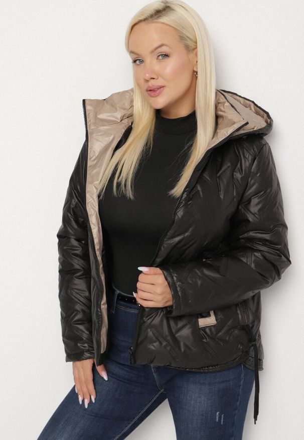 Born2be - Czarna Pikowana Kurtka z Odpinanym Kapturem Falenea. Okazja: na co dzień. Kolor: czarny. Materiał: jeans. Styl: casual