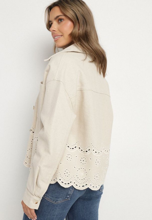 Born2be - Beżowa Kurtka Koszulowa z Kieszeniami i Ażurowym Tłoczeniem Kaliven. Okazja: na co dzień. Typ kołnierza: kołnierzyk klasyczny. Kolor: beżowy. Materiał: jeans. Długość rękawa: długi rękaw. Długość: długie. Wzór: ażurowy. Styl: casual, klasyczny