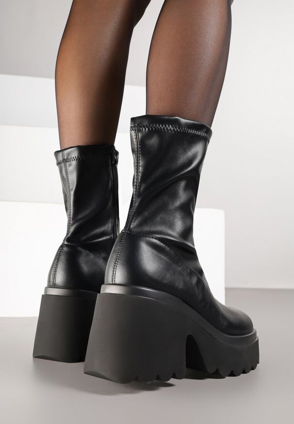 Renee - Czarne Przylegające Botki Vices w Stylu Grunge na Słupku z Ociepleniem Falarina. Okazja: na randkę. Kolor: czarny. Materiał: futro, skóra, jeans, satyna. Obcas: na słupku. Wysokość obcasa: średni