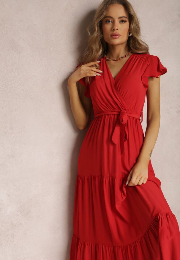 Renee - Czerwona Sukienka Tantysus. Okazja: na co dzień. Typ kołnierza: kołnierz z falbankami. Kolor: czerwony. Wzór: gładki, jednolity. Typ sukienki: proste, kopertowe. Materiał: materiał. Długość rękawa: krótki rękaw. Sezon: lato. Styl: casual. Długość: maxi