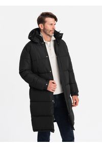 Ombre Clothing - Pikowana długa męska kurtka z odpinanym kapturem – czarna V1 - Rozmiar: XXL. Typ kołnierza: kaptur. Kolor: czarny. Materiał: guma, puch, tkanina, poliester, materiał, syntetyk. Długość: długie. Wzór: gładki, aplikacja, ze splotem