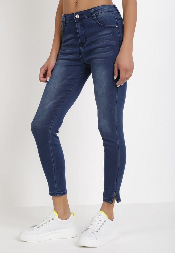 Born2be - Granatowe Jeansy Skinny Sardove. Kolor: niebieski. Materiał: jeans. Długość: krótkie. Wzór: aplikacja. Styl: klasyczny