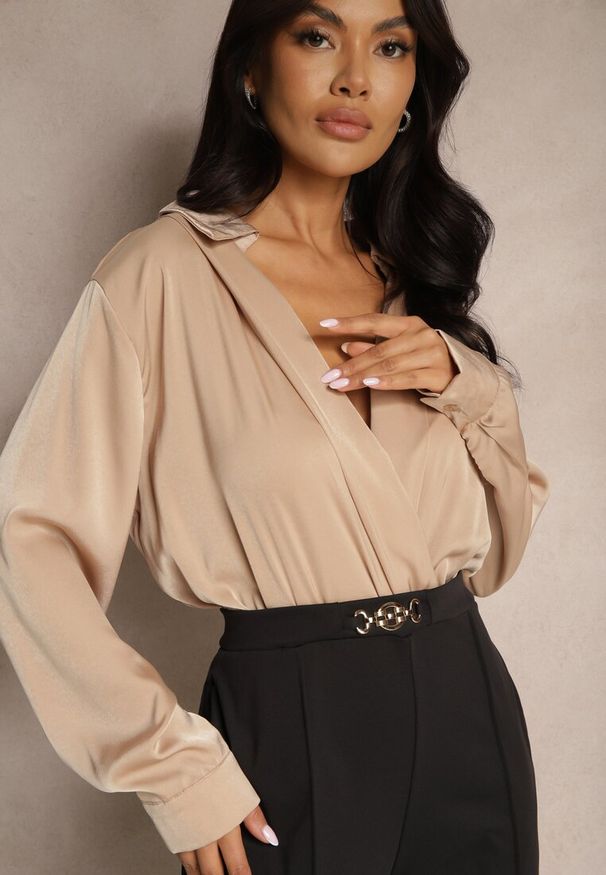 Renee - Czarno-Beżowy Kopertowy Kombinezon z Elegancką Koszulową Górą i Szerokimi Nogawkami Vareti. Okazja: na co dzień, na spotkanie biznesowe. Kolor: czarny. Styl: elegancki