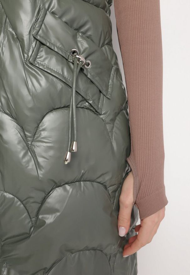 Born2be - Jasnozielona Pikowana Kamizelka Bezrękawnik z Kapturem Zapinana na Zamek Amitri. Typ kołnierza: kaptur. Kolor: zielony. Długość rękawa: bez rękawów