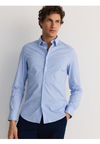 Reserved - Koszula slim fit w drobną kratkę - jasnoniebieski. Kolor: niebieski. Materiał: bawełna, tkanina. Wzór: kratka