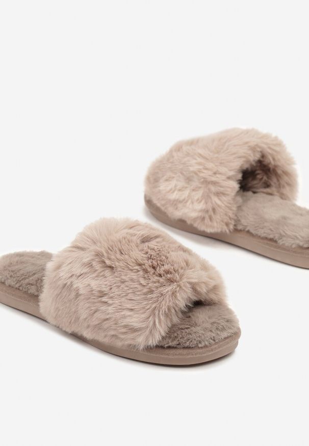 Born2be - Ciemnobeżowe Kapcie Vices z Miękkiego Futerka Seladwen. Okazja: na co dzień, do domu. Kolor: beżowy. Materiał: futro. Obcas: na obcasie. Styl: casual, elegancki
