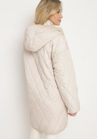 Born2be - Jasnobeżowa Dwustronna Kurtka z Pikowaniem i Futrem o Prostym Kroju z Kapturem Emiriselle. Okazja: na co dzień, do pracy. Typ kołnierza: kaptur. Kolor: beżowy. Materiał: futro. Styl: klasyczny, casual, elegancki #3