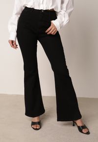 Born2be - Czarne Jeansy o Kroju Dzwonów z Bawełną Eshirevera. Okazja: na co dzień. Kolor: czarny. Długość: długie. Styl: casual #2