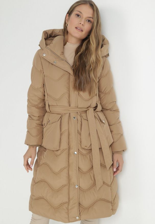 Born2be - Ciemnobeżowa Kurtka Pikowana z Paskiem Jalogi. Okazja: na co dzień. Typ kołnierza: komin. Kolor: beżowy. Materiał: wełna, materiał. Długość rękawa: długi rękaw. Długość: długie. Sezon: zima. Styl: casual