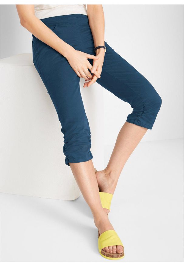 bonprix - Spodnie rybaczki z wygodnym paskiem i marszczeniem. Kolor: niebieski