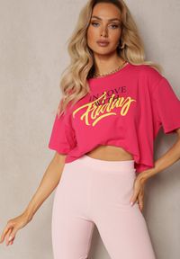 Renee - Fuksjowy Krótki T-shirt z Bawełny z Nadrukiem na Przodzie Questa. Kolor: różowy. Materiał: bawełna. Długość: krótkie. Wzór: nadruk