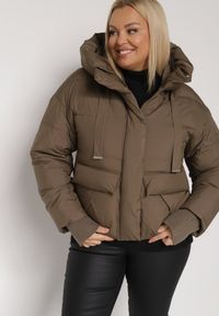 Born2be - Brązowa Pikowana Krótka Kurtka z Nieodpinanym Kapturem i Ozdobnymi Tasiemkami Mevannia. Okazja: na co dzień. Kolor: brązowy. Materiał: jeans. Długość: krótkie. Styl: casual #1